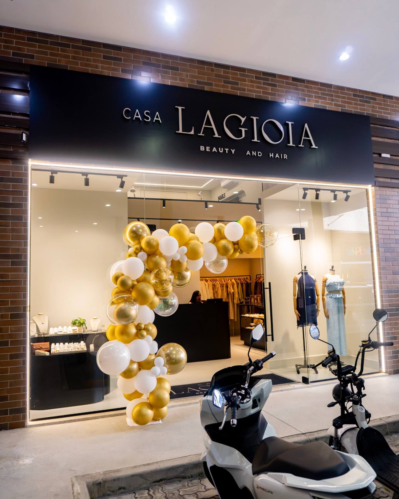 Fachada iluminada da Casa Lagioia à noite