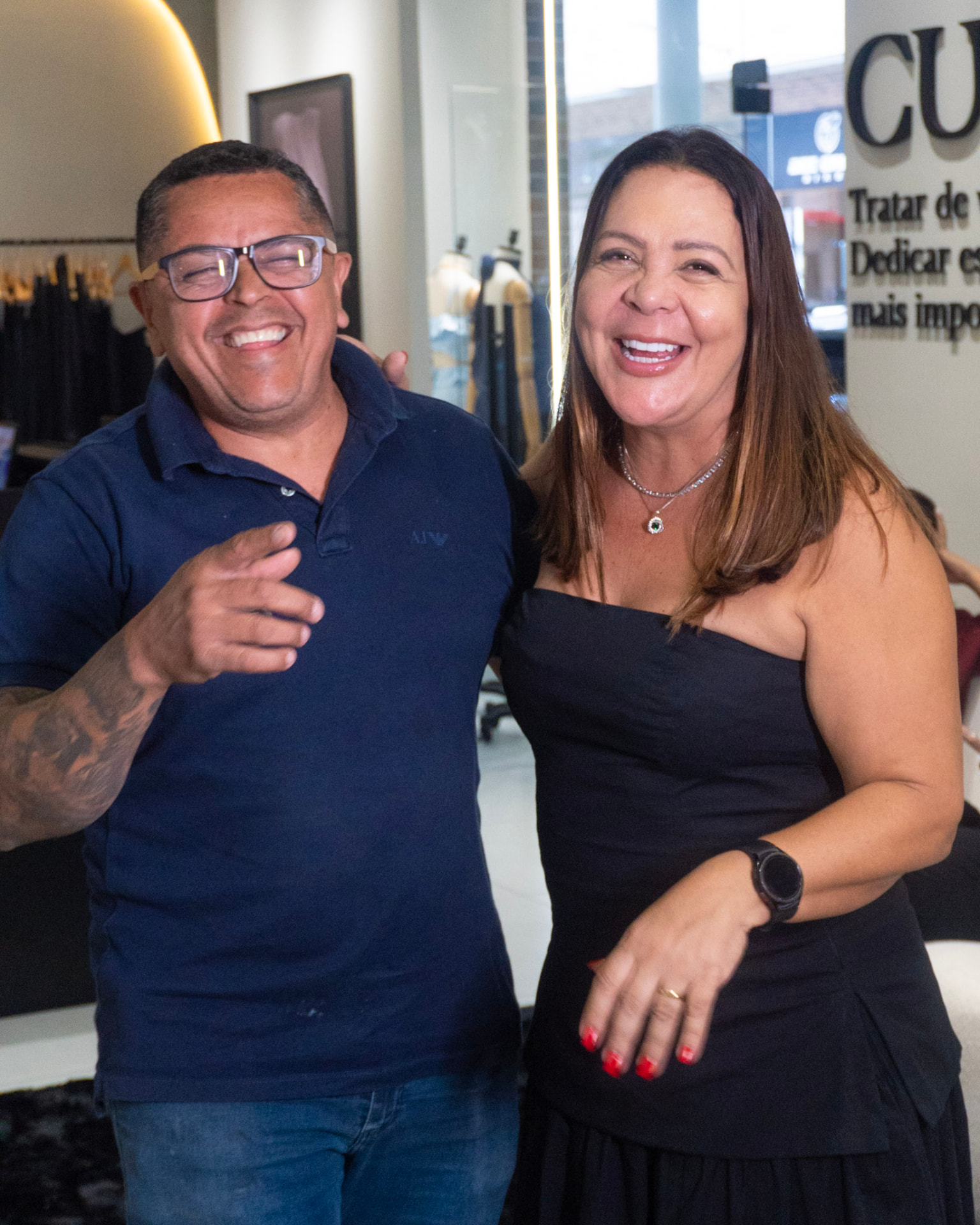 Ingrid, fundadora da Casa Lagioia, sorrindo na recepção