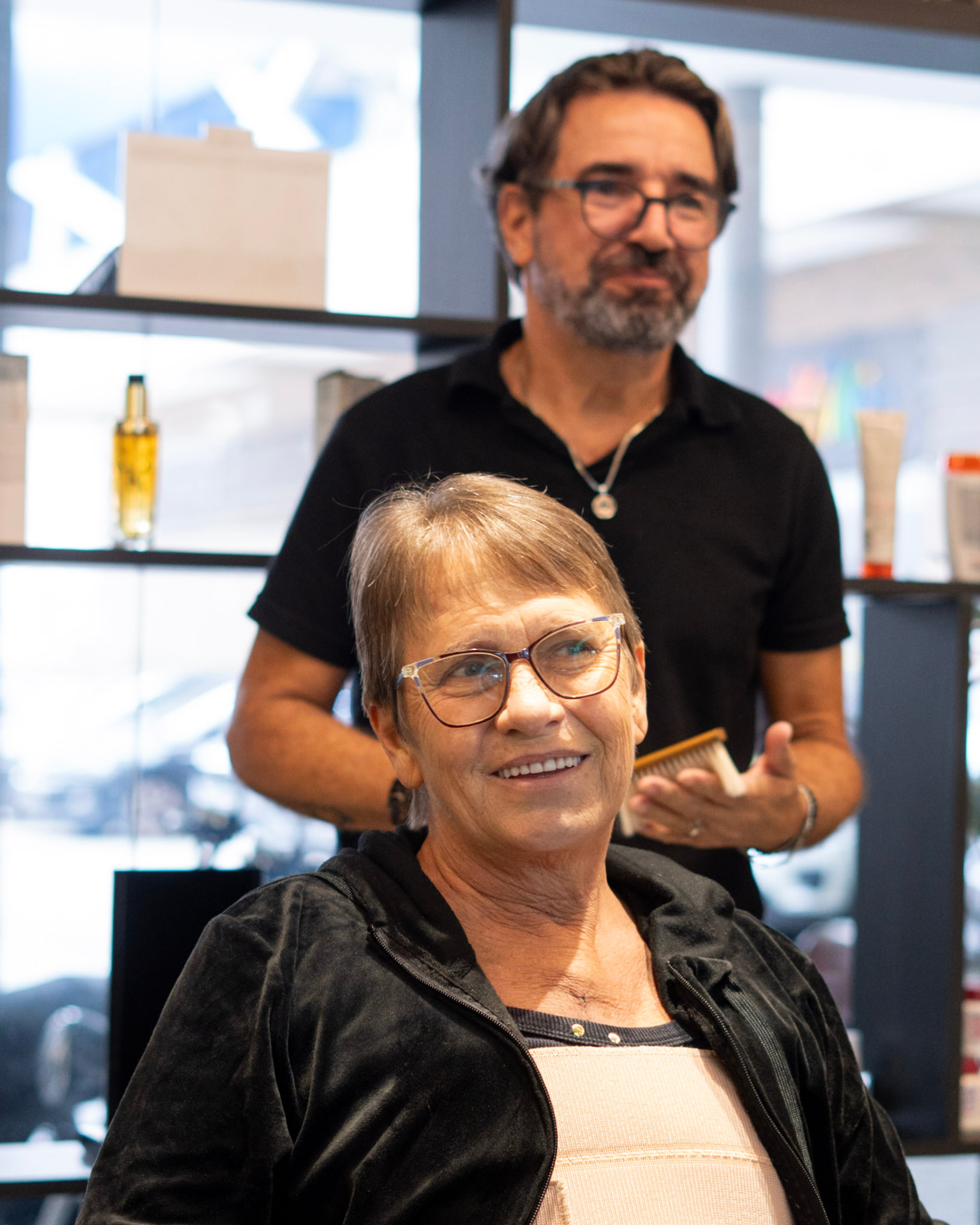 Cliente sorrindo na cadeira com a profissional