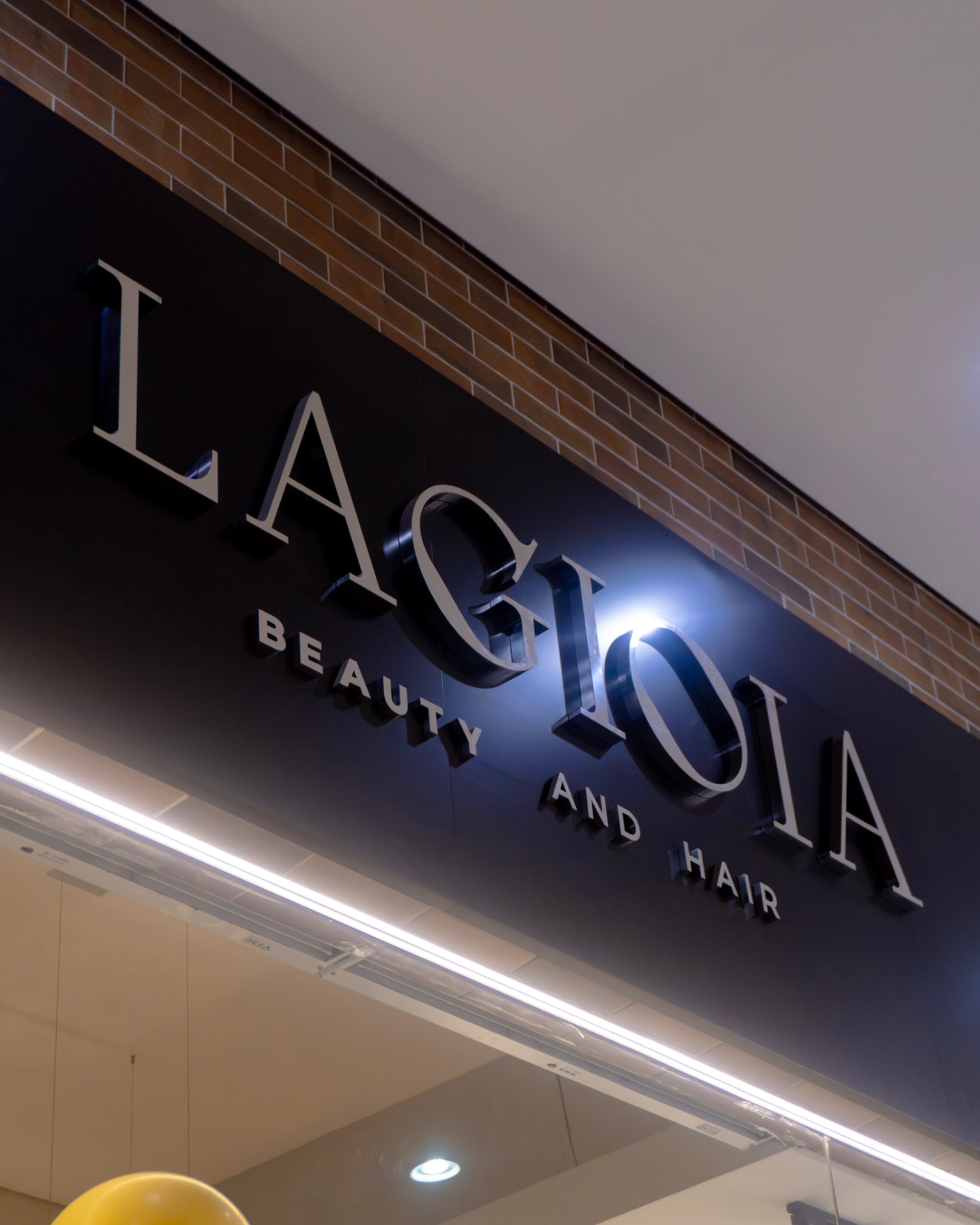 Letreiro externo Casa Lagioia Beauty and Hair