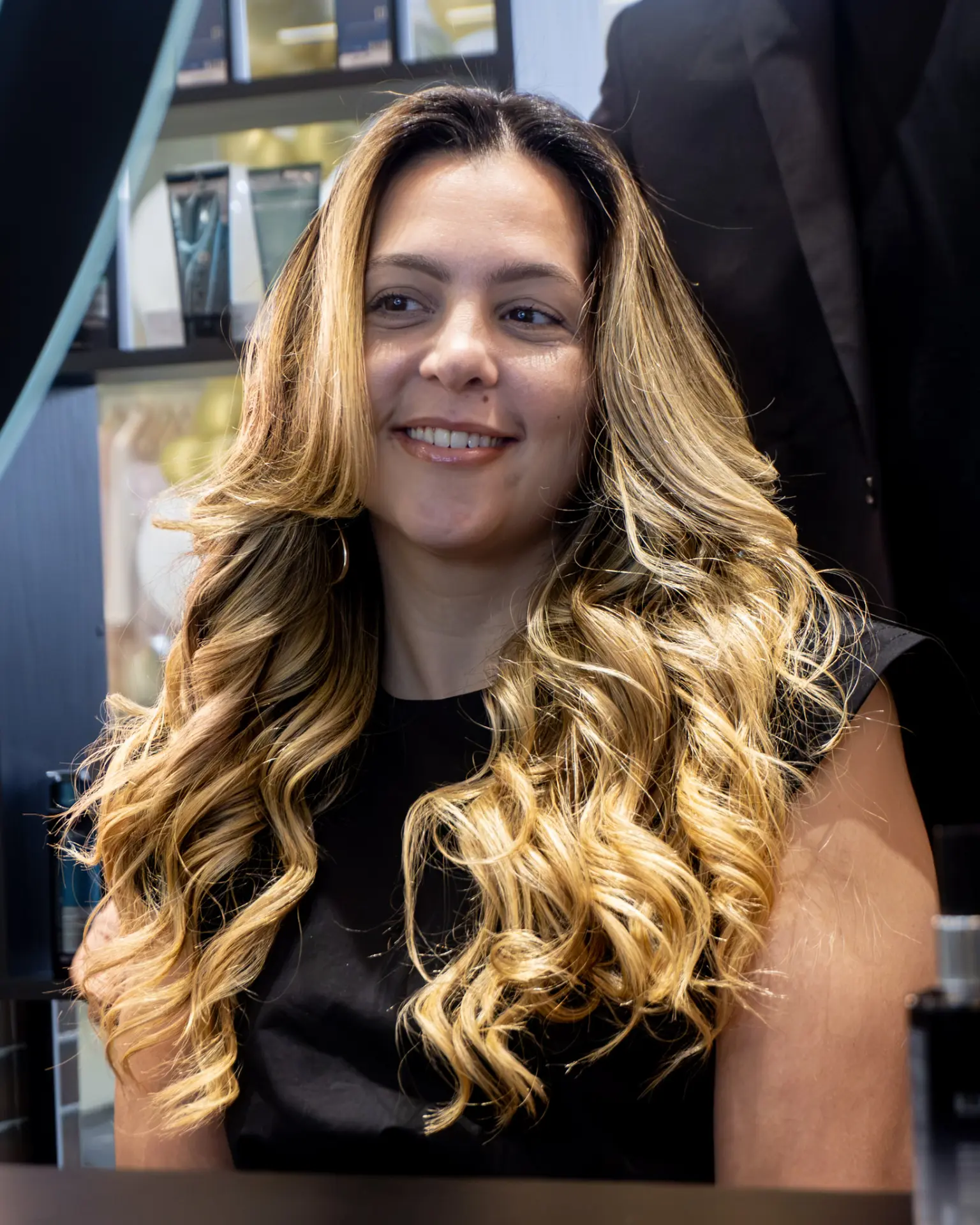 Cliente com cachos loiros volumosos