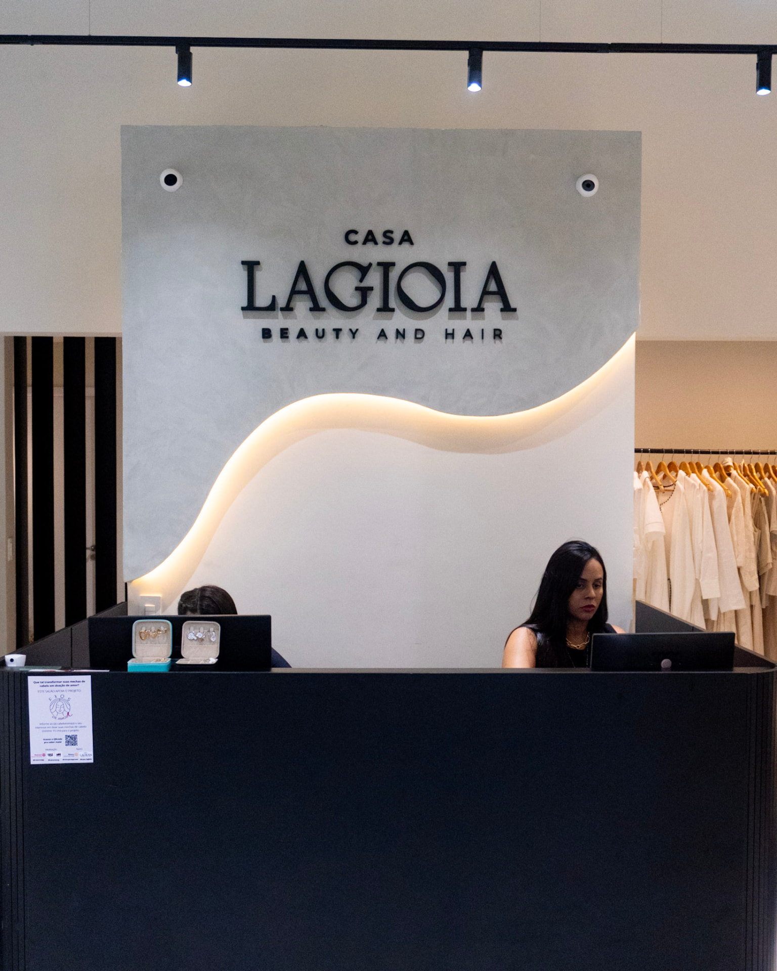 Recepção com o logo em relevo na parede
